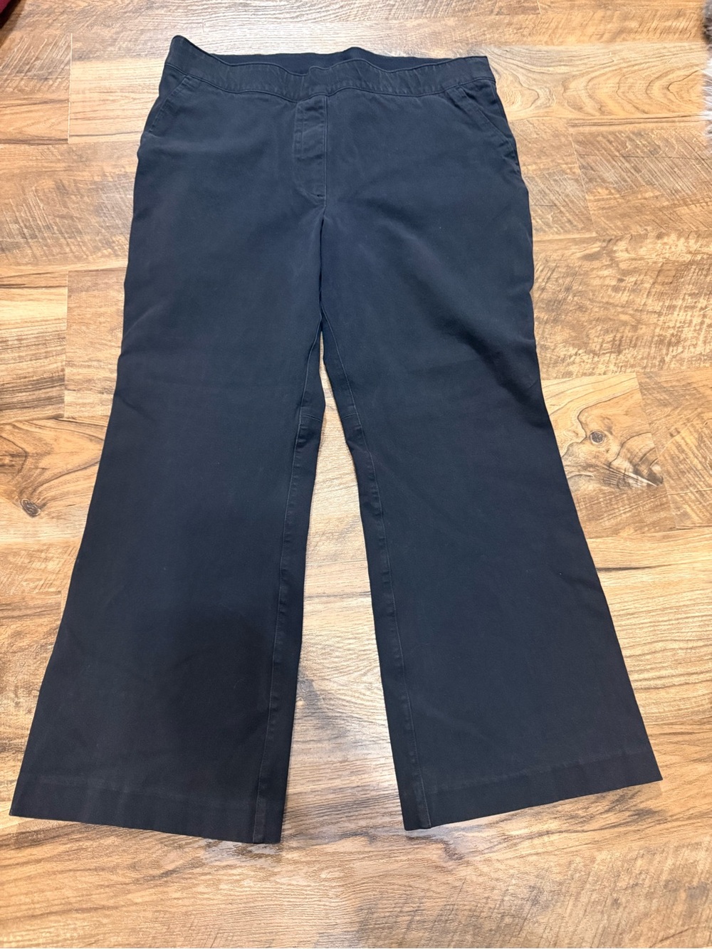 Black Straight-Leg Cropped Pants - Classic Everyday Style